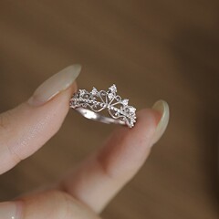 女性用フラッシュダイヤモンドクラウンリング、中空レースパターンの人差し指リング、ハイエンドリング、2025新しいスタイル