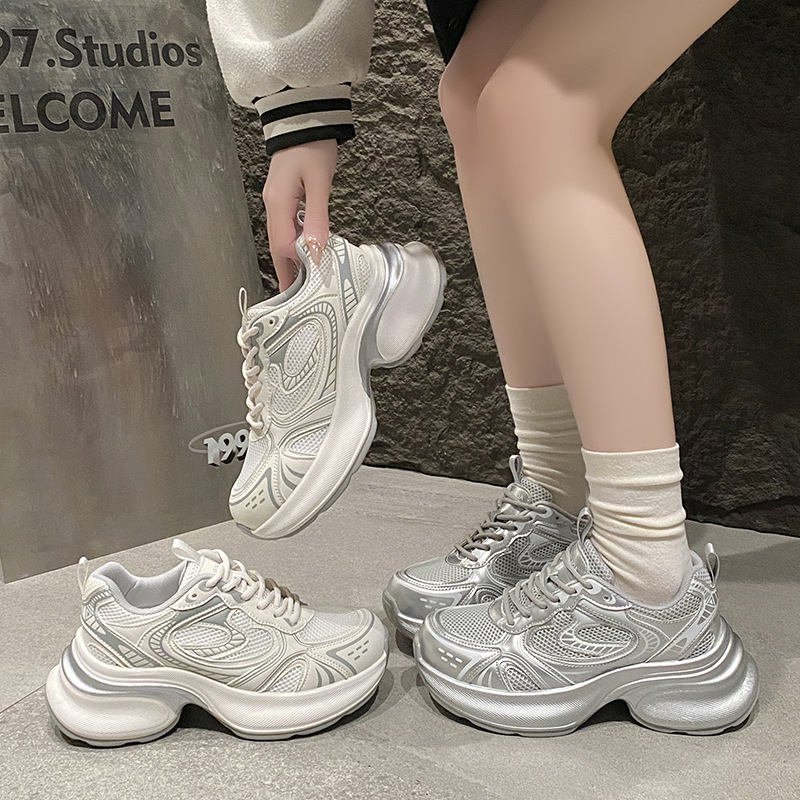 [Platable Camel] mulas camellos zapatos de mujer 2025 primavera nuevos zapatos casuales de papá aumentan la altura de la explosión de zapatos deportivos plateados para mujeres