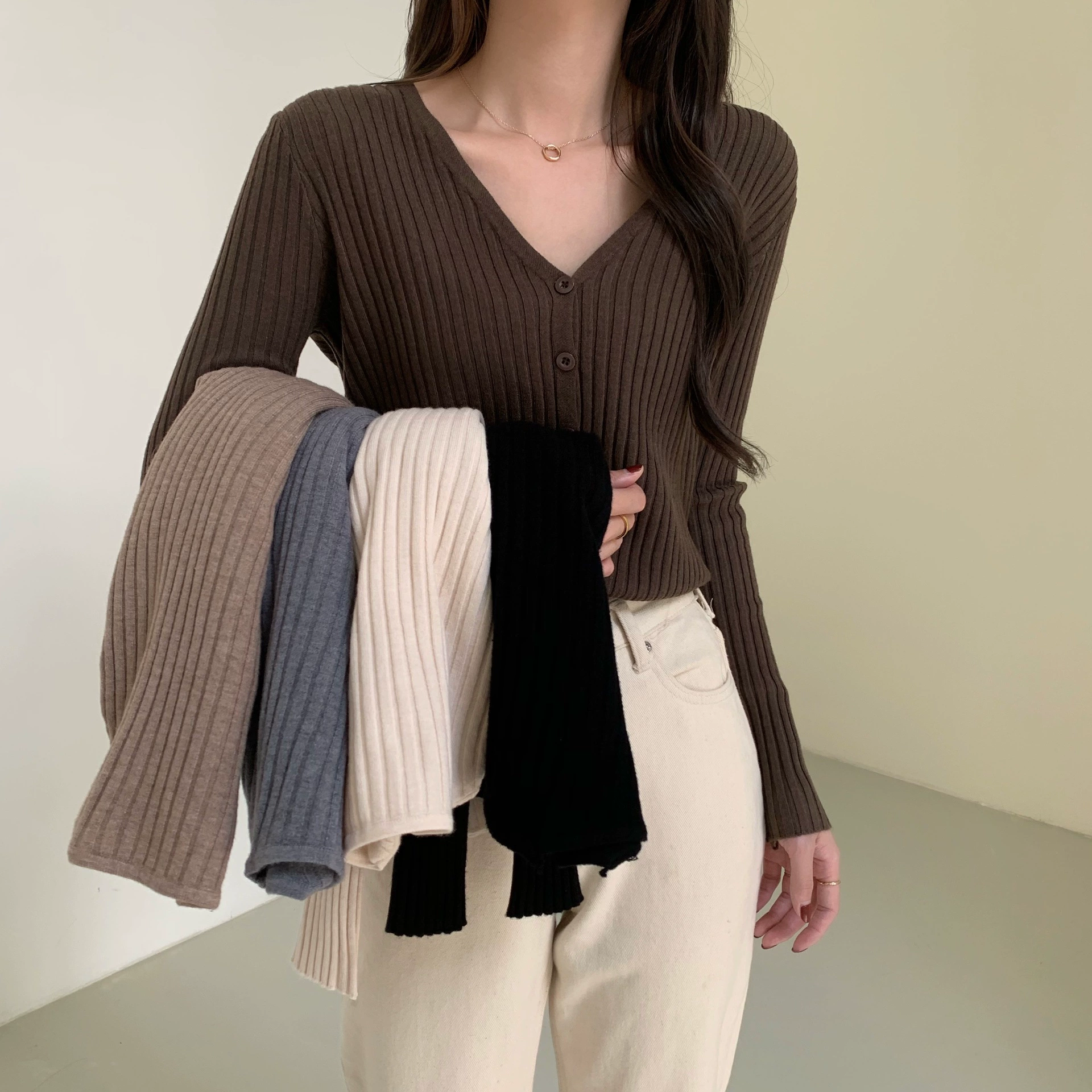 Короткий вязаный кардиган-пальто для женщин, осень-зима 2025, длинный рукав, корейский стиль, стильный наряд, тонкий свитер, базовая рубашка.