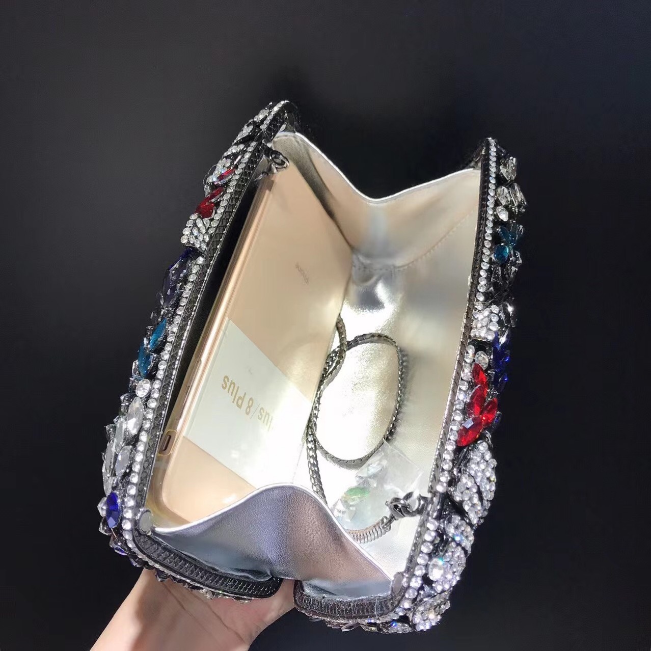 Túi clutch dạ hội đính kim cương hoa dâm bụt, cầm tay kim loại rỗng — Đế Vàng Kim Cương