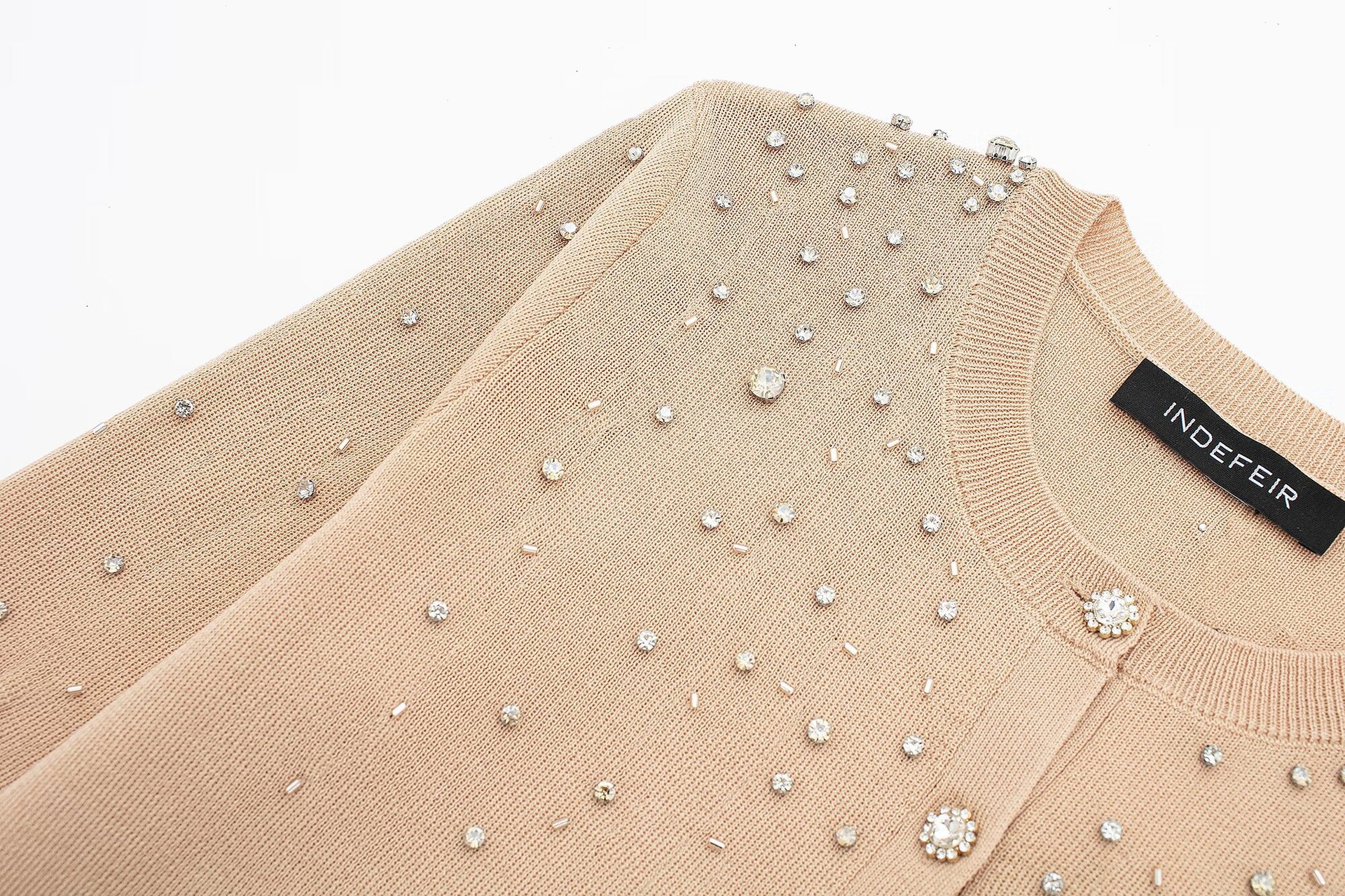 Giacca in maglia con perline e gioielli, estate 2024, da donna_voghion.com