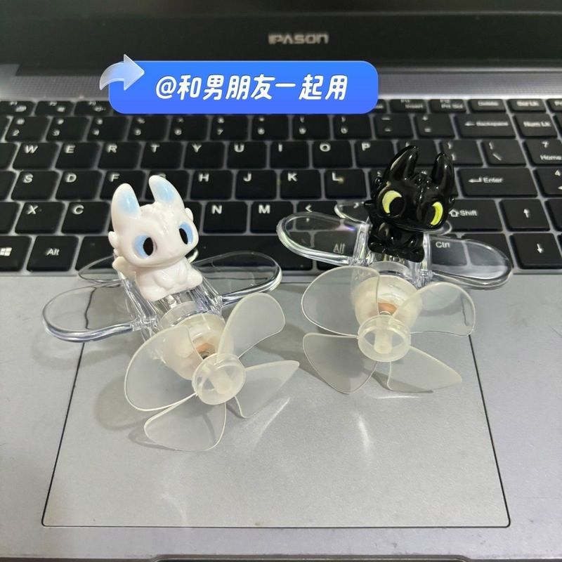 车载摆件风力旋转无牙仔发光发电飞机电动车光彩灯自行车头盔装饰|undefined