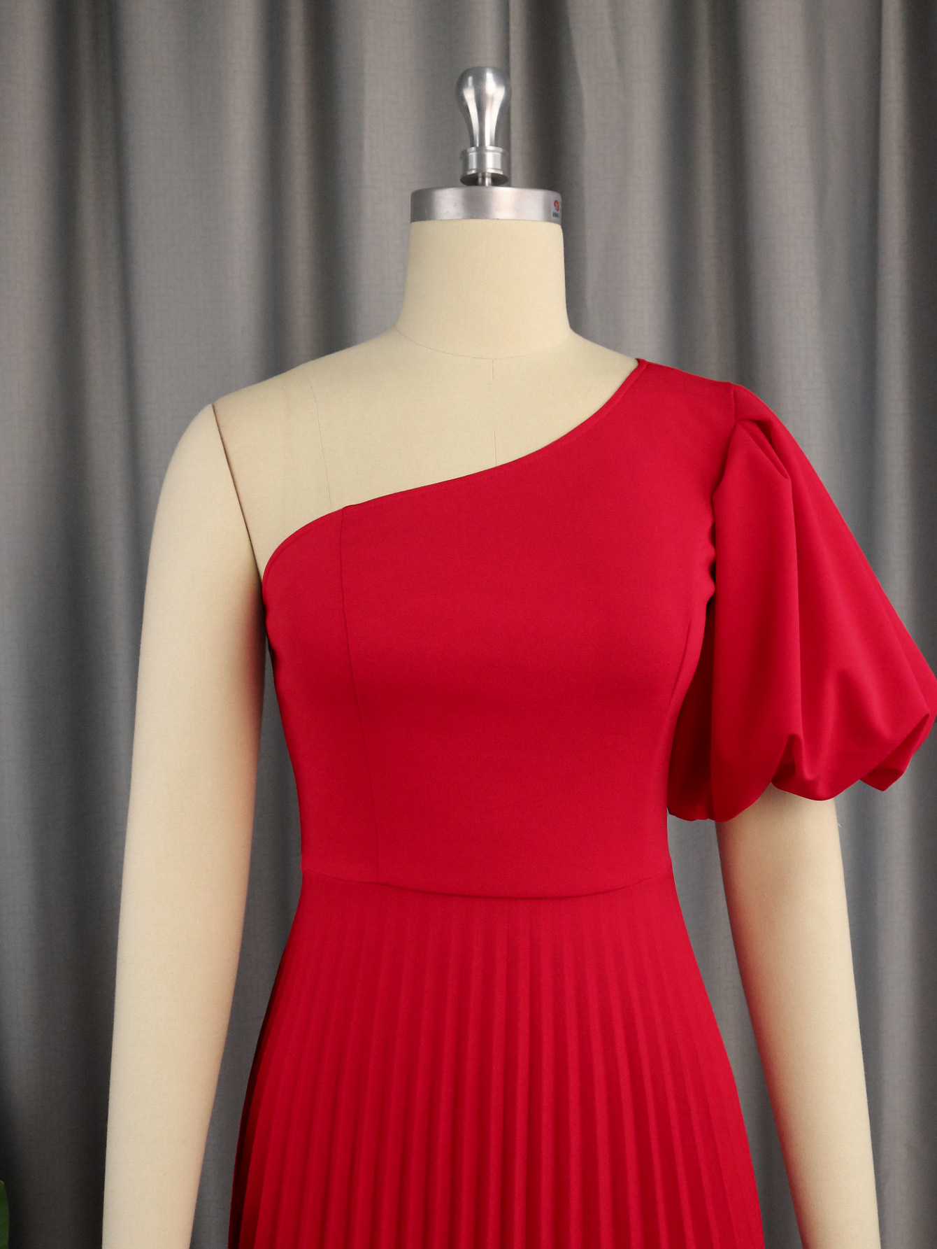 Vestido plisado informal de primavera Aomei con un solo hombro y cuello diagonal, ideal para salidas de primavera, vacaciones en la playa, con mangas abullonadas.