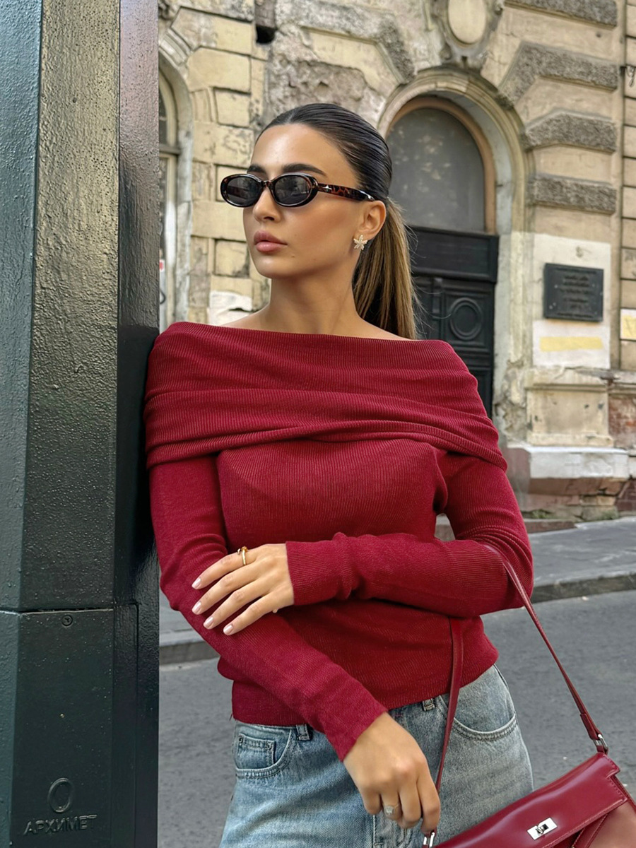 Camiseta ajustada para mujer, color vino tinto, cuello palabra y manga larga, diseño sensual y versátil image 4