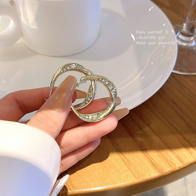 2023 nuevo estilo simple y moderno, todo fósforo, pendientes de alta gama, pendientes de diseño, pendientes de anillo de metal de diamantes, mujeres