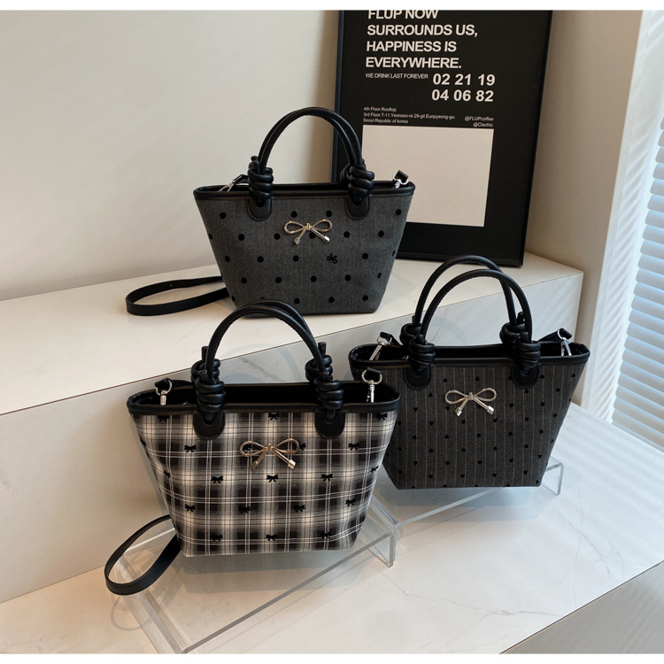 Noua geantă crossbody 2024, la modă, cu decorațiuni fluturi, pentru ieșiri la serviciu, cu un singur umăr, mică, pătrată_voghion.com