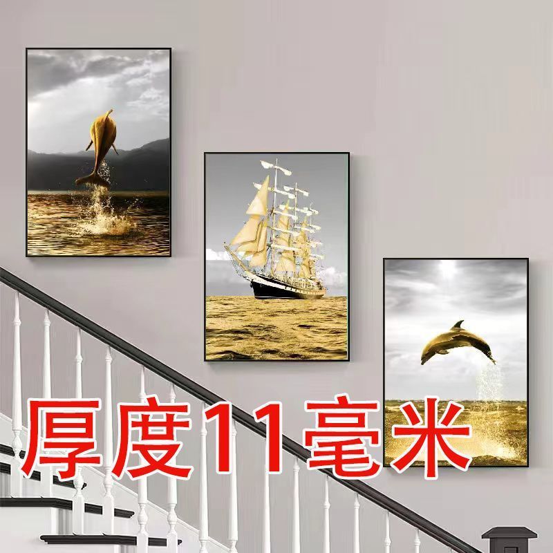 複式階段の入り口の間に装飾画があります。|undefined