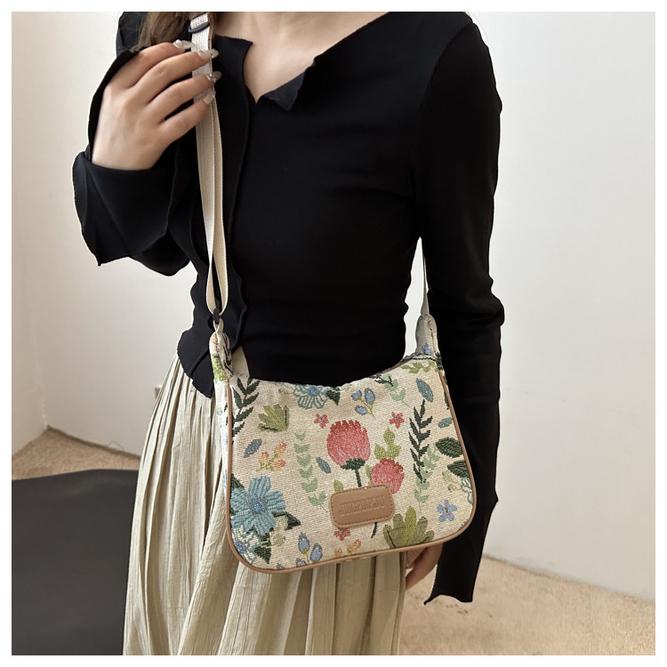 Popular fashion, simple, large-capacity printed trend 2024, fashionable patchwork canvas single-shoulder bag, small square bag, women's bag, trendy undefined