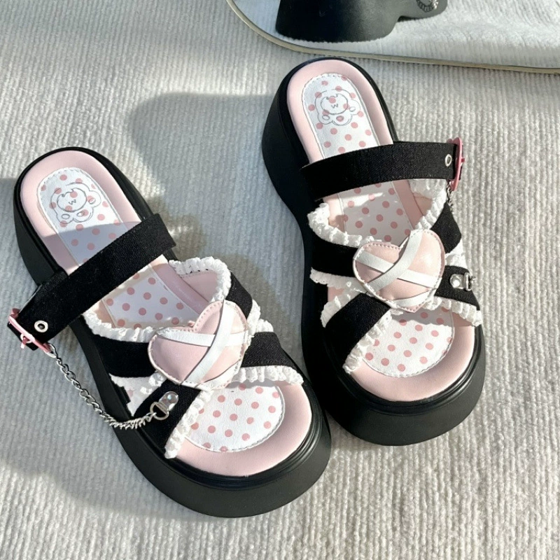 Летние универсальные сандалии Lolita Lolita 2025 для кампуса, оригинальные сексуальные сланцы на толстой подошве в форме сердца