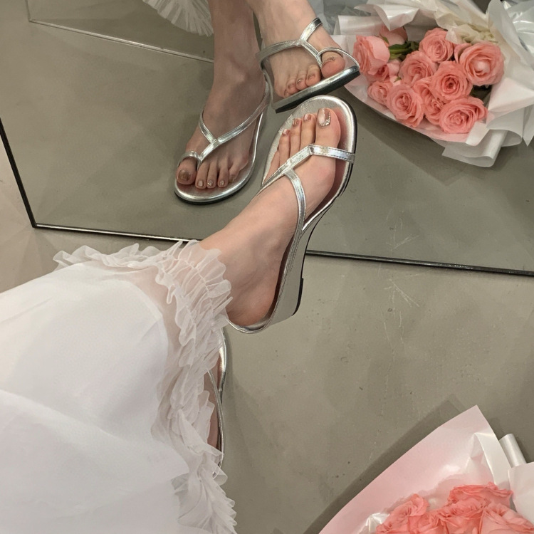 Elegant Silver Wedge Flip-flops For Women Summer Toe Separator_voghion.com