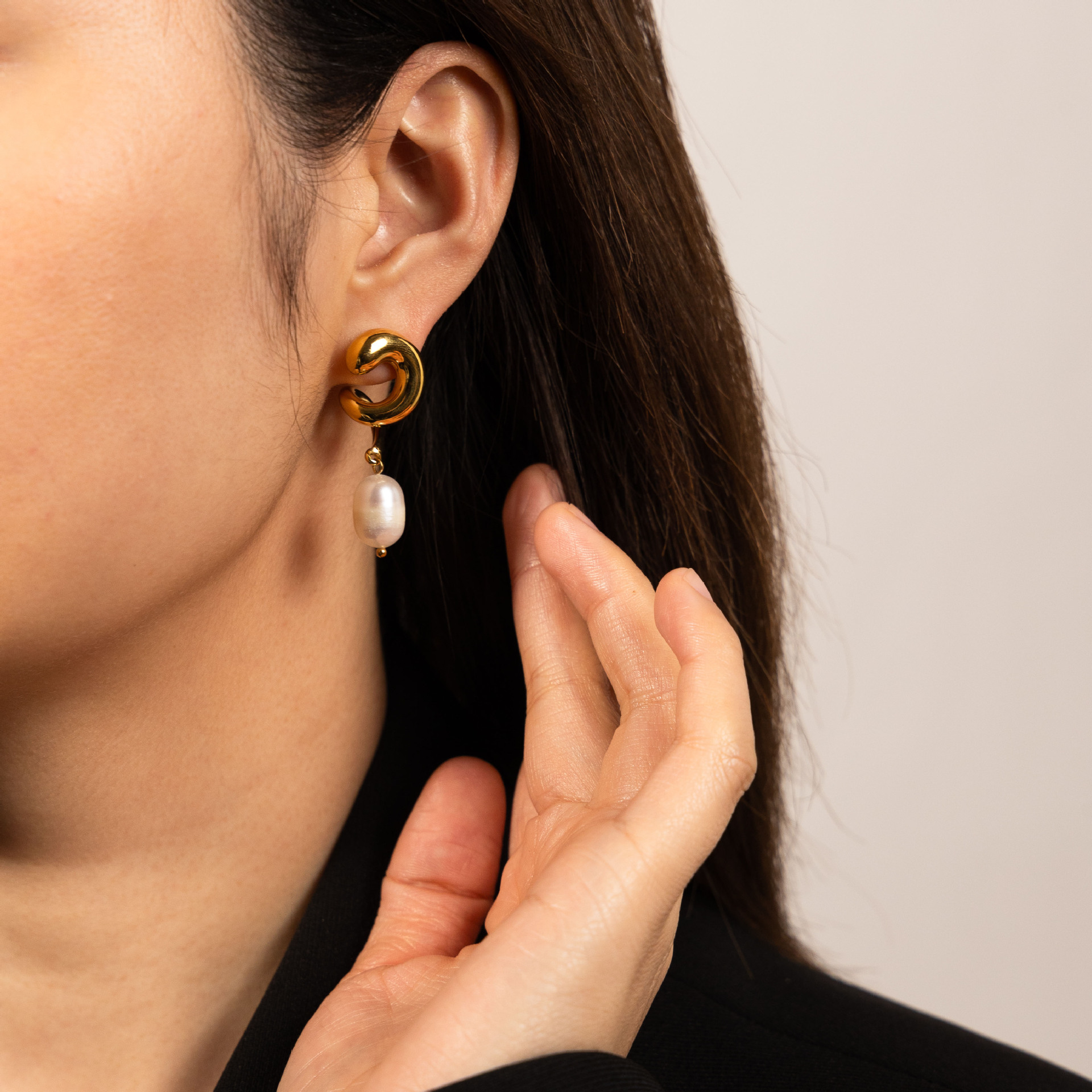 Taena Pendientes de acero inoxidable europeos y americanos Advanced Perlas naturales Colgante de lujo ligero Joyas explosivas transfronterizas Earrings