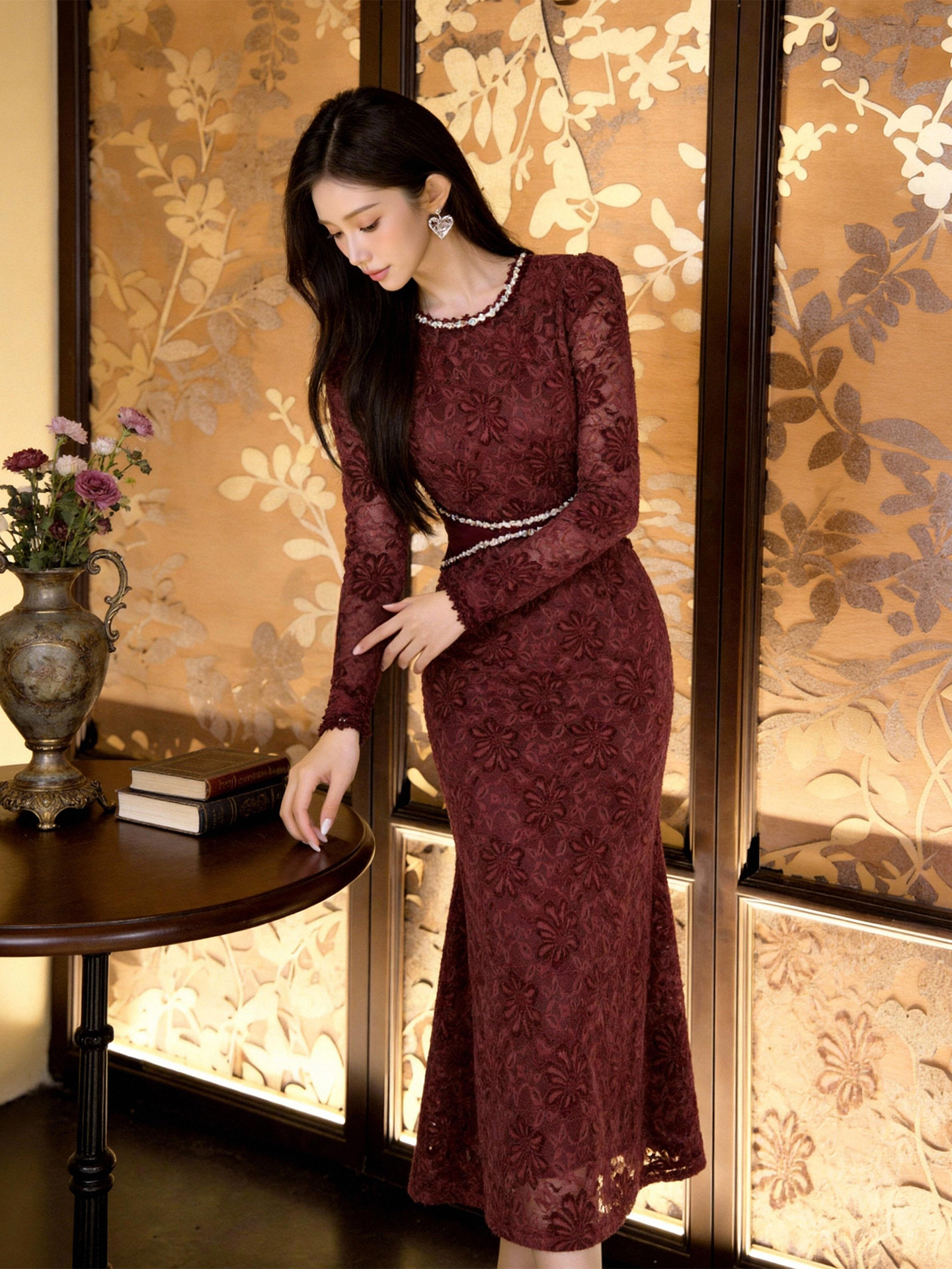 Đầm maxi nữ cổ tròn thắt eo ren mỏng dáng dài — màu đỏ
