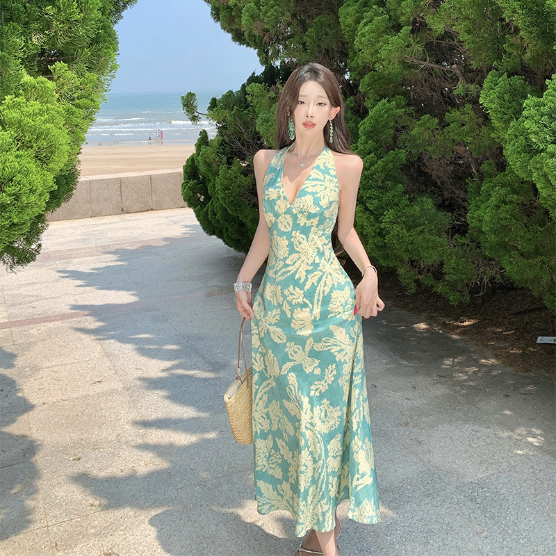 杨凯雯同款孔雀蓝V领碎花挂脖吊带连衣裙女夏南法度假风露背长裙|undefined