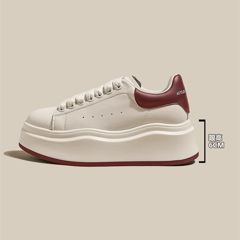 Pequeños zapatos de cuero de suela gruesa McQueen zapatos blancos para mujeres 2024 primavera y otoño nuevos zapatos de muffin zapatos de skate de altura universal