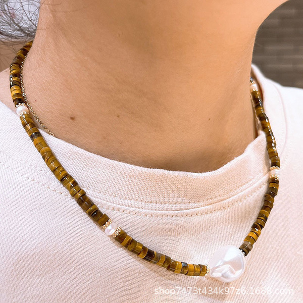 Design retro necklace from pearl