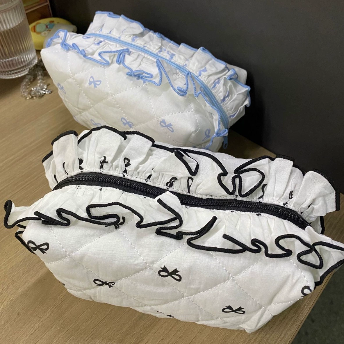 Удобная косметичка с бантами в руке, свежая качественная небольшая клатч-сумка, organizer bag