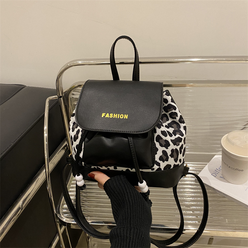 Bolso para mujeres 2024 nueva mochila retro de gran capacidad de moda versátil otoño invierno mochila de aire extranjero popular este año