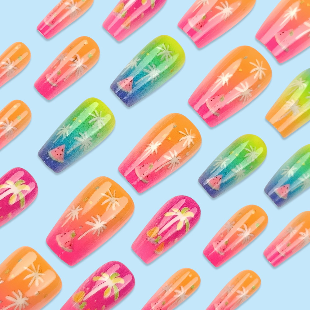 Manicura tropical fluorescente dulce y fresca con elementos de cocotero y sandía, uñas largas, puntas especiales para fiestas.