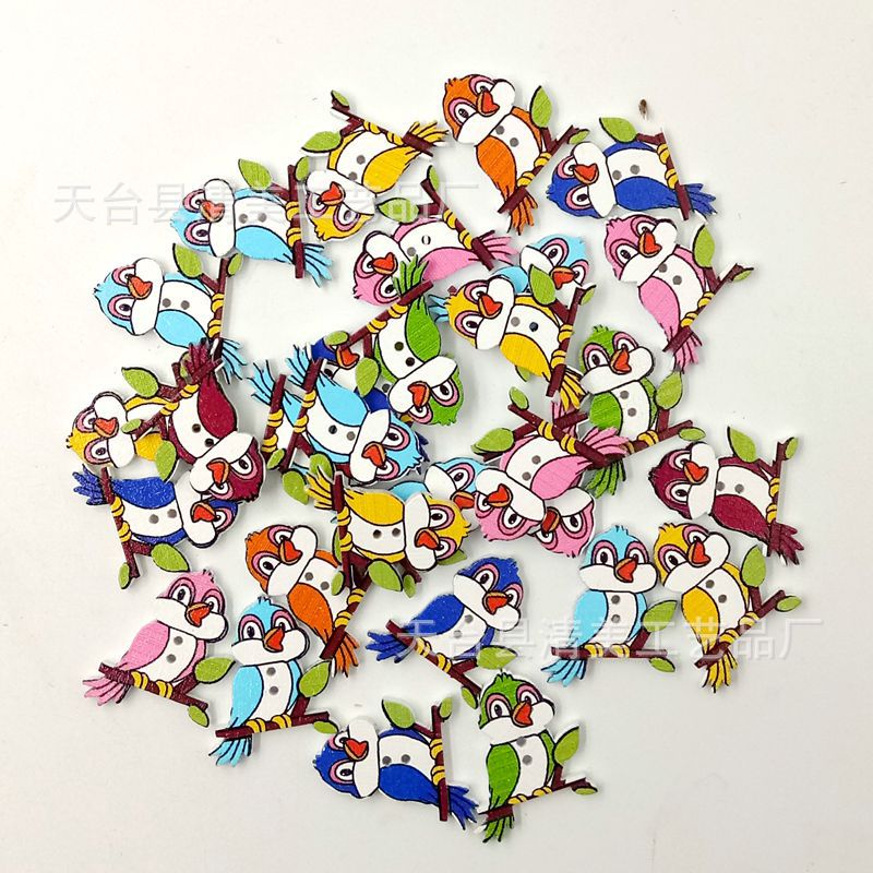 Botones de madera de dibujos animados pájaros pintados accesorios de ropa hechos a mano 50 un paquete