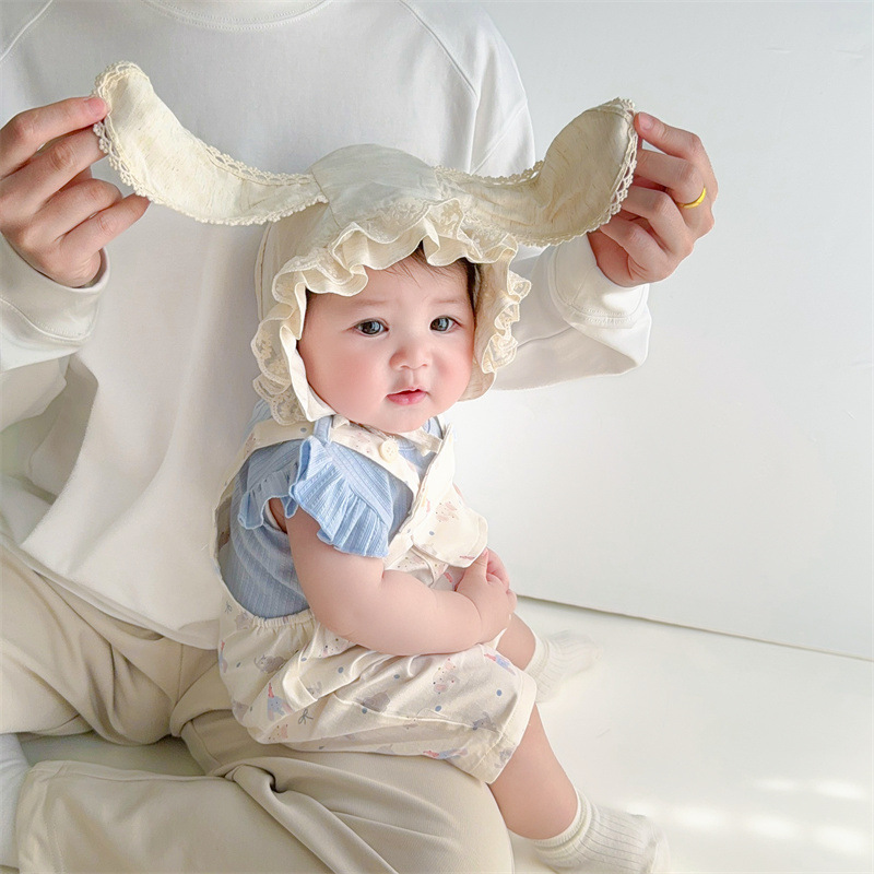 Sombrero de bebé primavera y verano nuevo estilo protector solar para bebés, encaje para bebés y niños pequeños, gorras de palacio de luna pequeña, gorras de protección para los oídos de fontanela