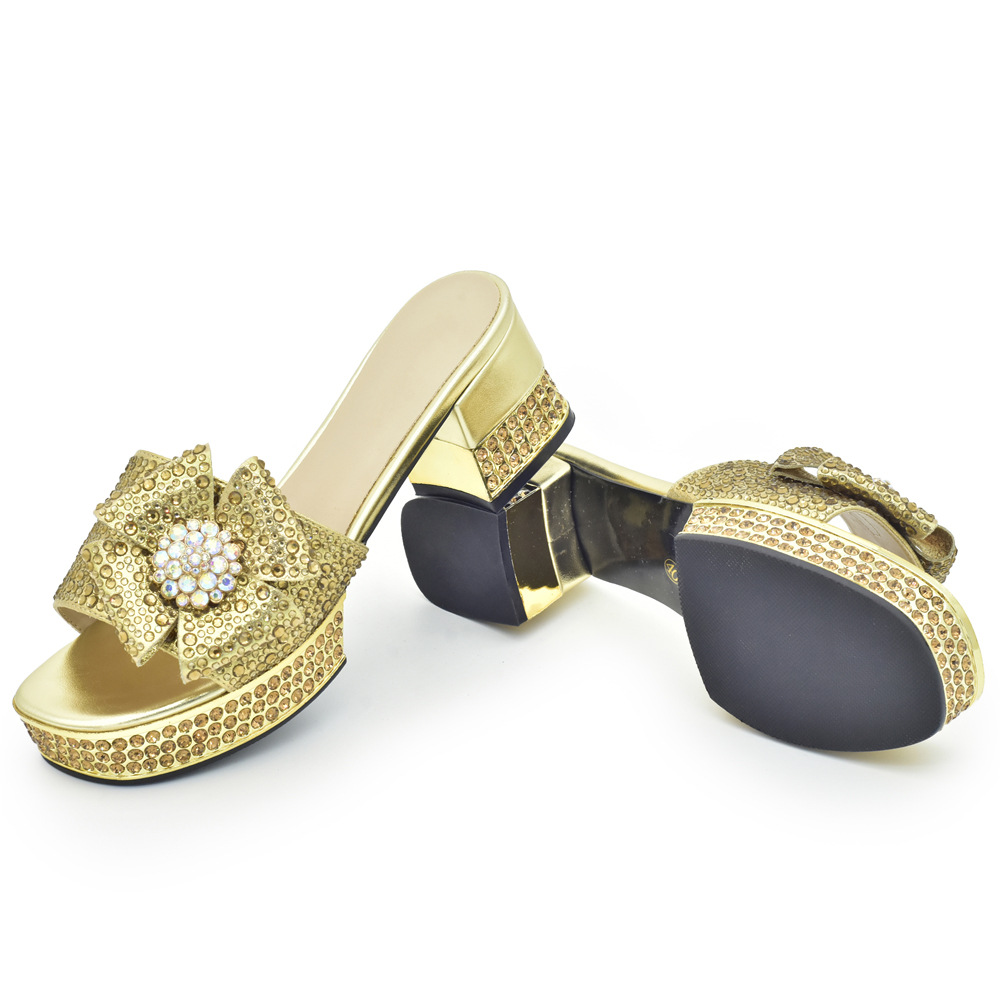 Accessorize the evening with applique studded high-heeled sandals and a full cloth small flash diamond dinner bag set with sandals_voghion.com