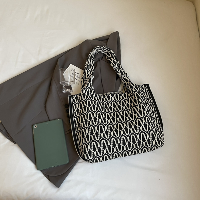 Knitted bags are fashionable and versatile. Knitted tote handbags are new large-capacity shopping bags for women. Single-shoulder bags are new for office workers undefined