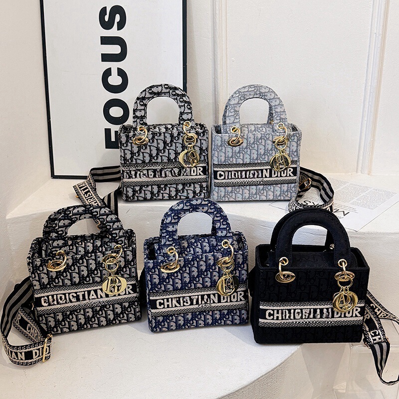 Textured Small Bag for Women 2024 New Versatile Popular Diagonal Small Square Bag Niche Design Portable Princess Diana Bag Textured Small Bag for Women 2024 New Versatile Popular Diagonal Small Square Bag Niche Design Portable Princess Diana Bag