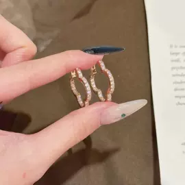 项链;耳钉;手链