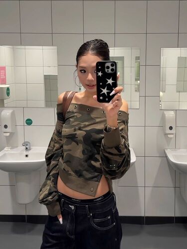 American hot girl slanting shoulder long-sleeved hoodie women early autumn new camouflage design slim slimming short off-the-shoulder top