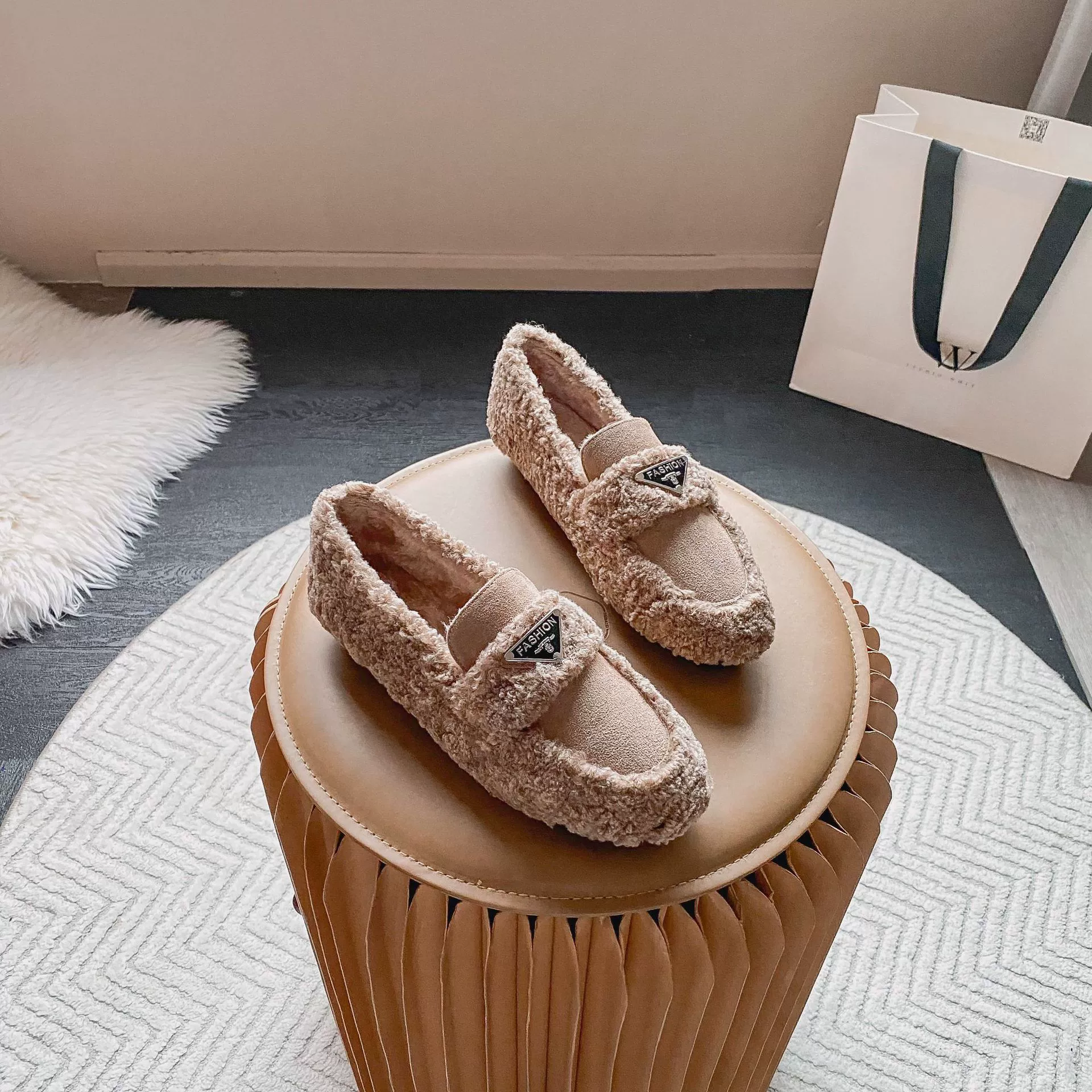 Женские меховые туфли для зимней одежды 2025 года, лоферы из овечьей шерсти с плюшевой подкладкой, хлопковые туфли на толстой подошве для женщин, размеры 41–43, подходят для носки на улице.