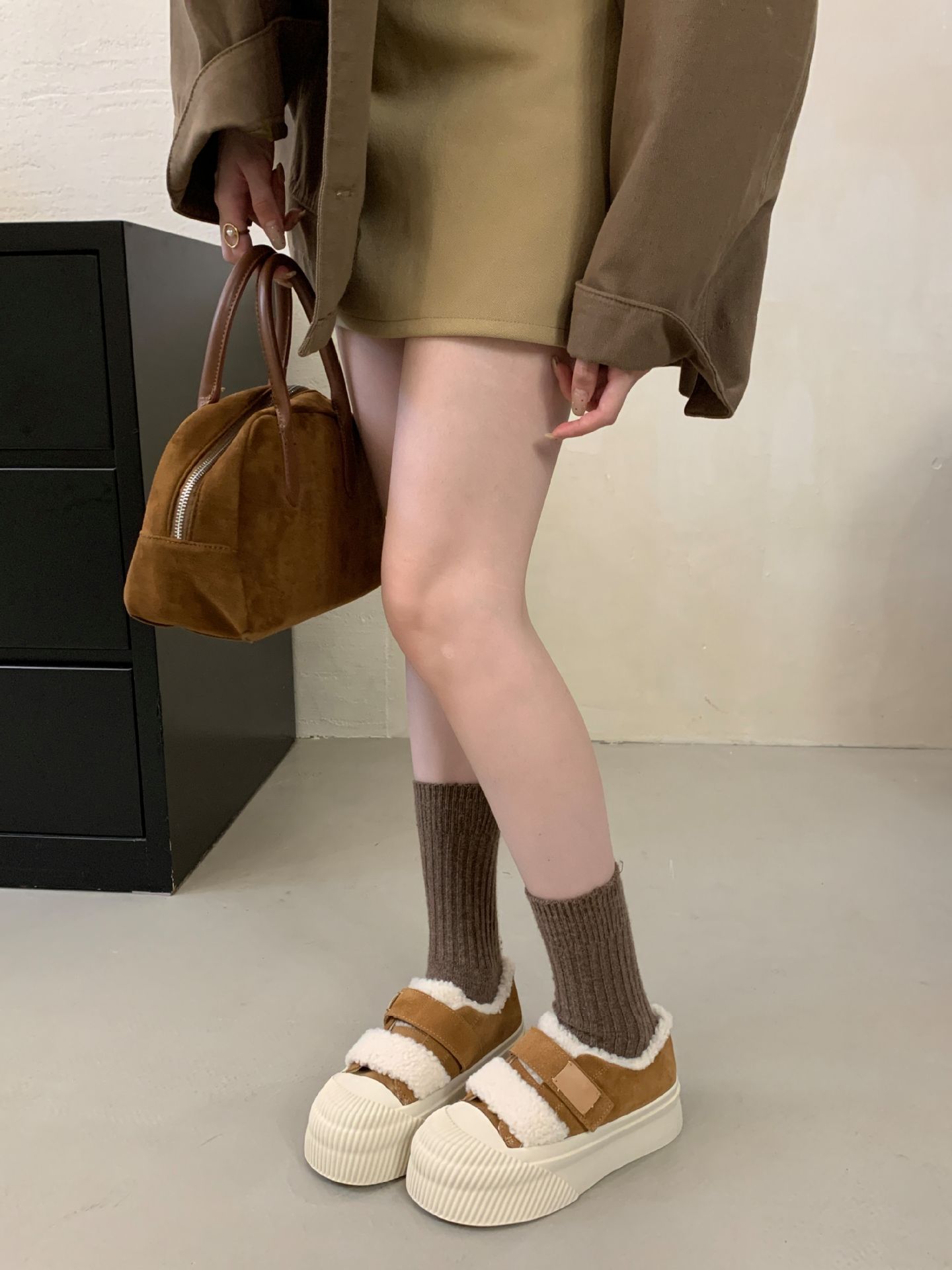 Chaussures ShoeGlobe Grape Mom Automne Hiver Nouvelles Chaussures en cuir véritable à semelle épaisse et doublure en velours épais, chaudes et décontractées, couleur blanc biscuit, pour femmes_voghion.com