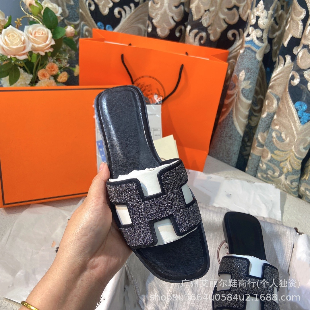 Europa y los Estados Unidos 2025 zapatos caseros de mujer una palabra fuera de H zapatillas de diamante de cuero plano playa casuales zapatillas frías tacones planos resistentes al desgaste