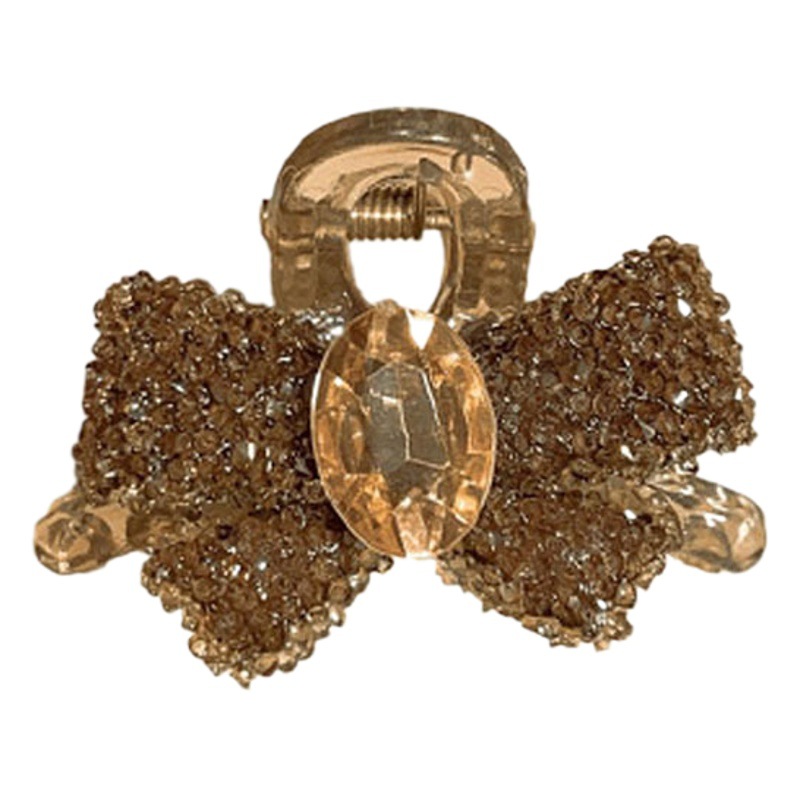 ダイヤモンドの蝶結びの小さいヘアピンを入れて、女性の気質の前髪の小さいものを挟みます。