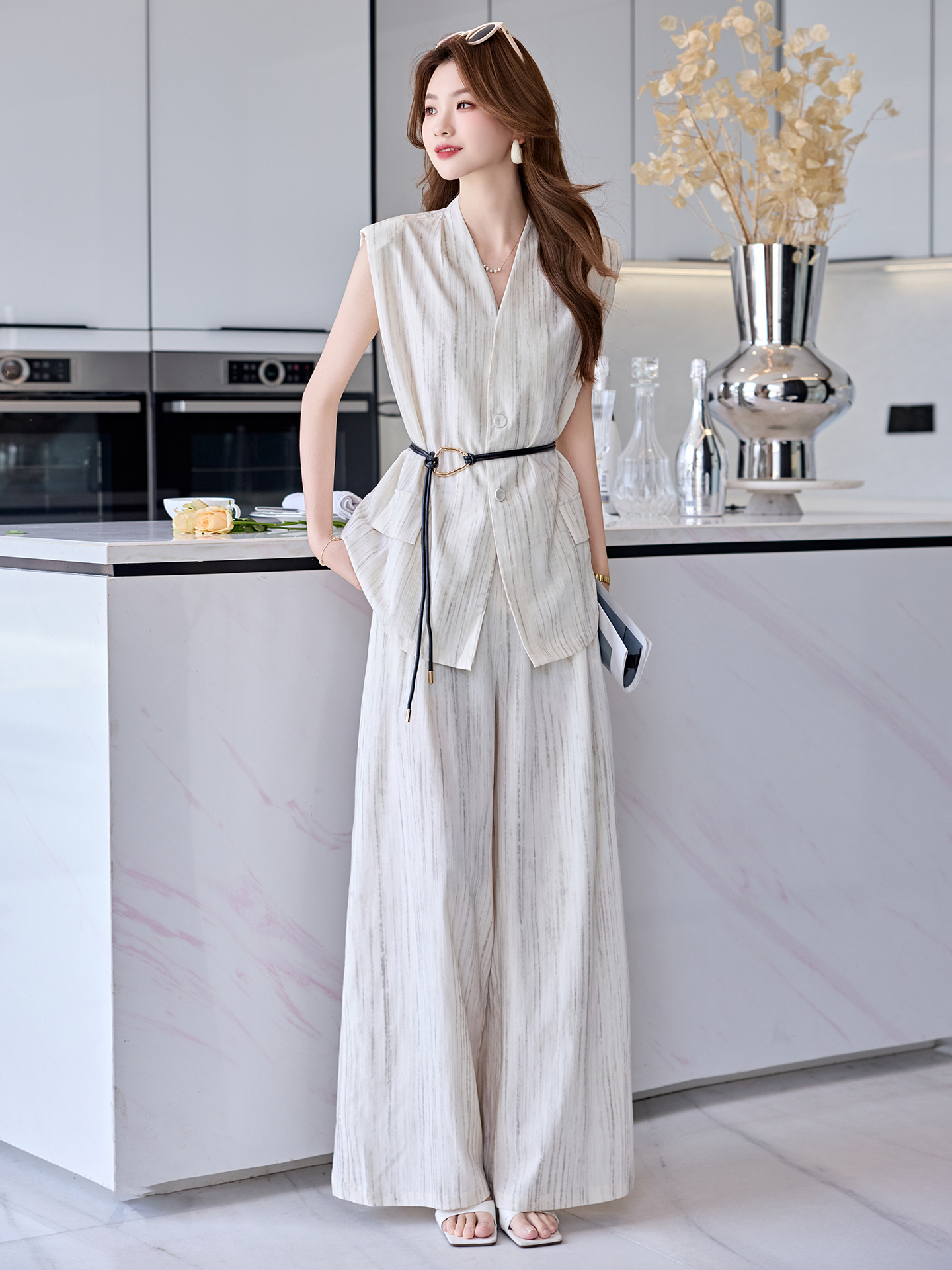 Bộ vest nữ không tay quần ống rộng cao cấp mùa hè 2025 – Áo khoác vest không tay kết hợp quần ống rộng hai mảnh HR1170 — Màu đen, Màu trắng be