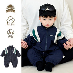 新しい出発点の服の赤ちゃんのワンピースの春の服の男の赤ちゃんの春秋は外出して新生児の満月の百日間の服を着ます。