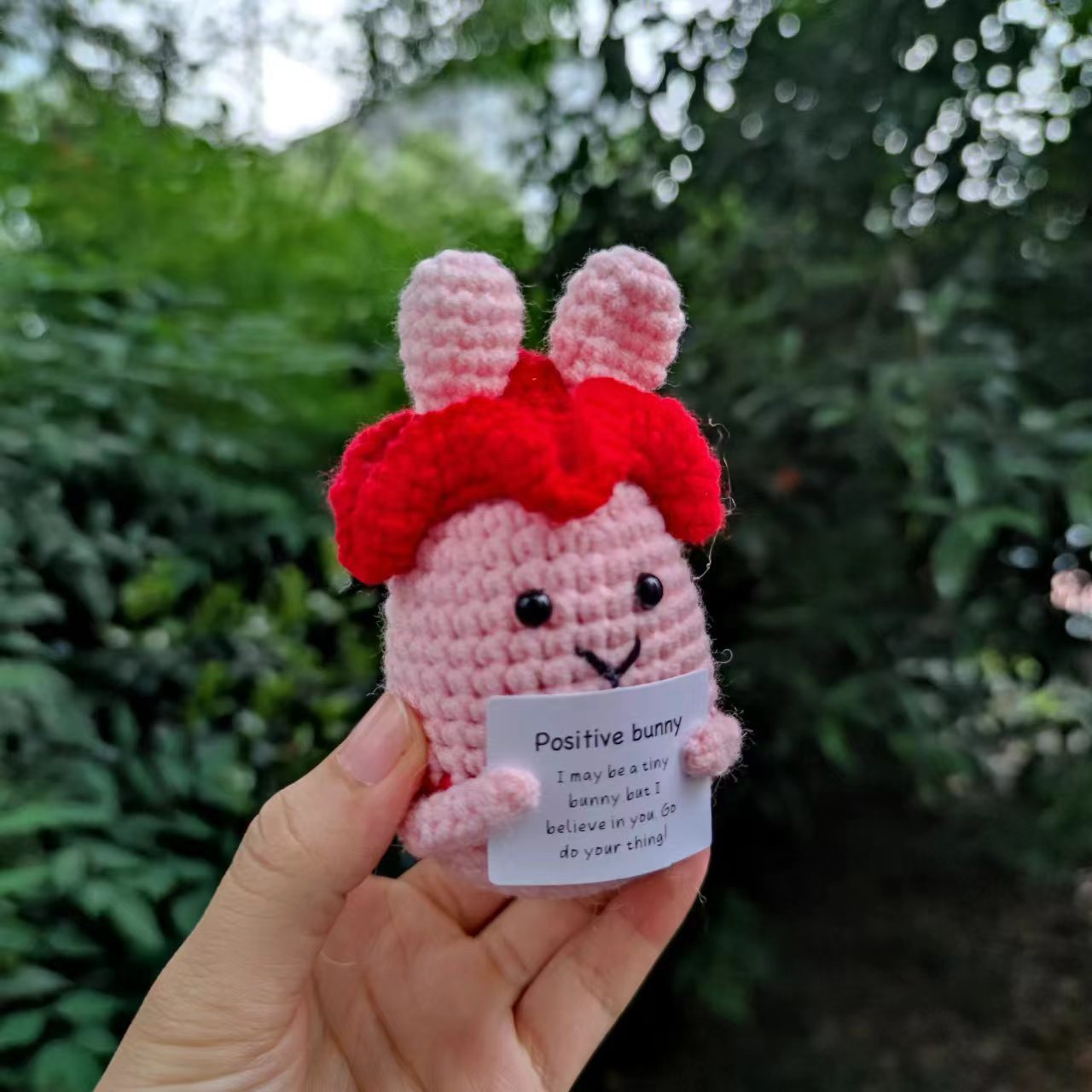 国境を越えてアマゾンの毛糸を販売している手作りのニット鉤織動物ペンギンは積極的に面白い減圧人形が座っている