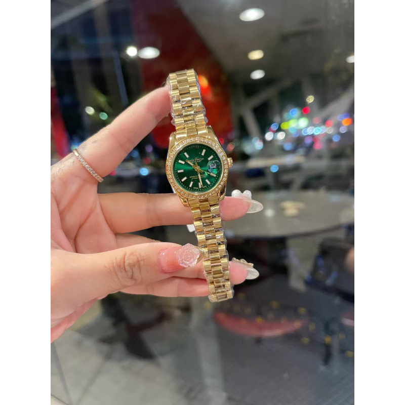 금색과 녹색 스트립 네일