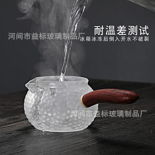 High borosilicate glass male cup thickened wooden handle hammer pattern side handle male cup pouring tea cup walnut tea sea glass fair cup