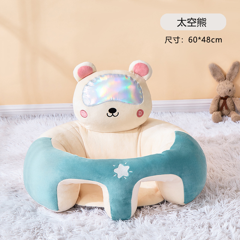 赤ちゃんは椅子に座ることを学びます。