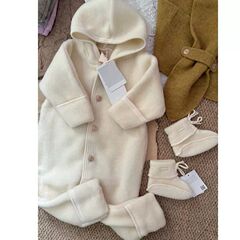 赤ちゃんは秋に入って服を着ます。