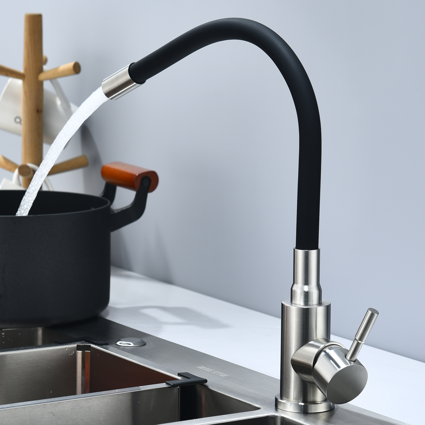 Dibujo de alambre de color universal tubería de hortales fría y caliente grifo de acero inoxidable color universal mezcla de agua de cocina grifo de comercio exterior