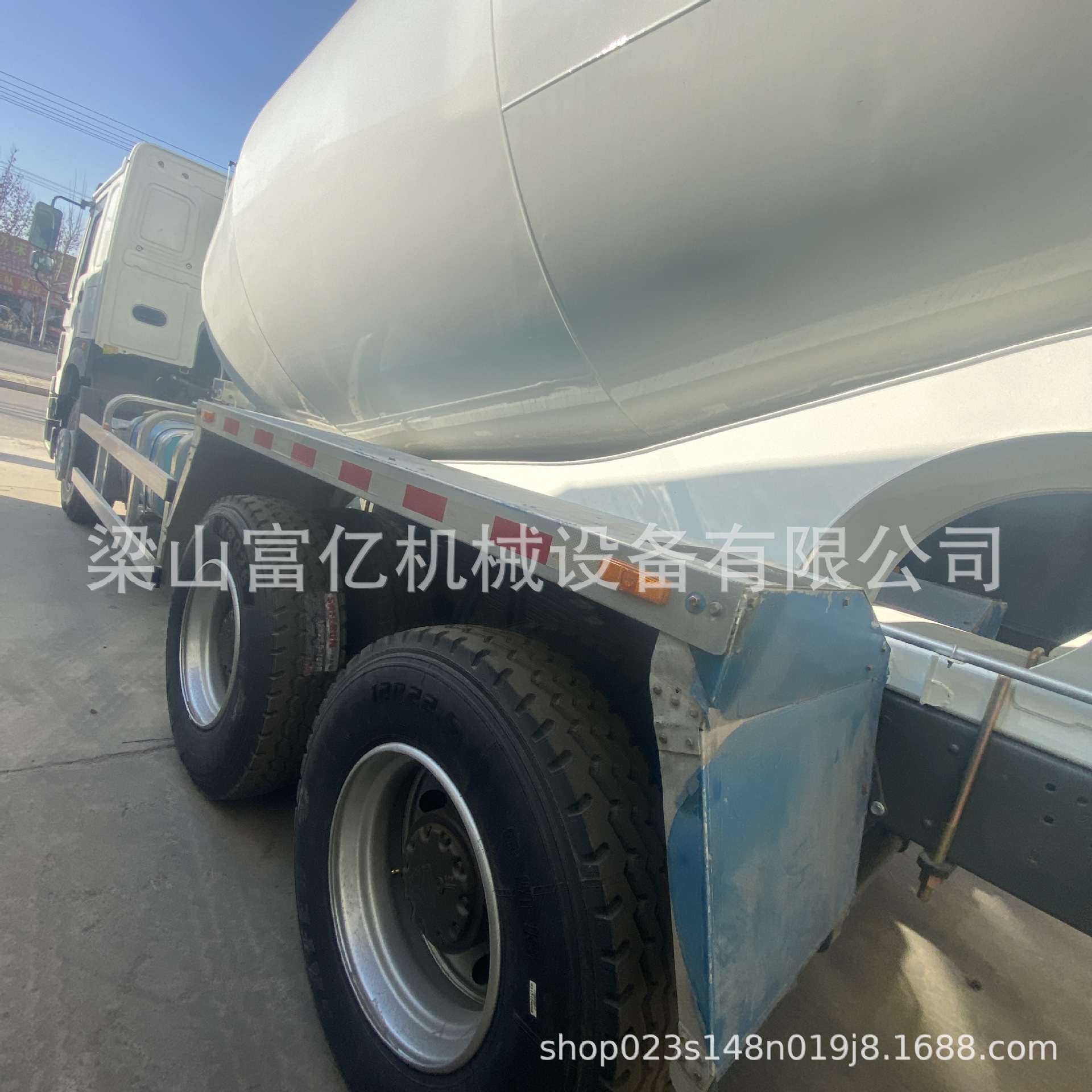 Overseas Supply of Sinotruk Howo Concrete Mixer Trucks with 8*4 Chassis, 8, 10, 12 Cubic Meter Concrete Mixer Trucks