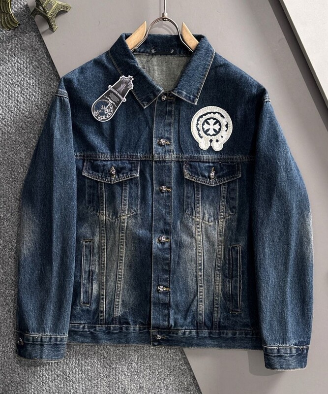 Kejia Jacquard Denim Blue Jacket with Jacquard Pearl Logo Lettering, Classic Lapel, Fashionable and Understated Luxury