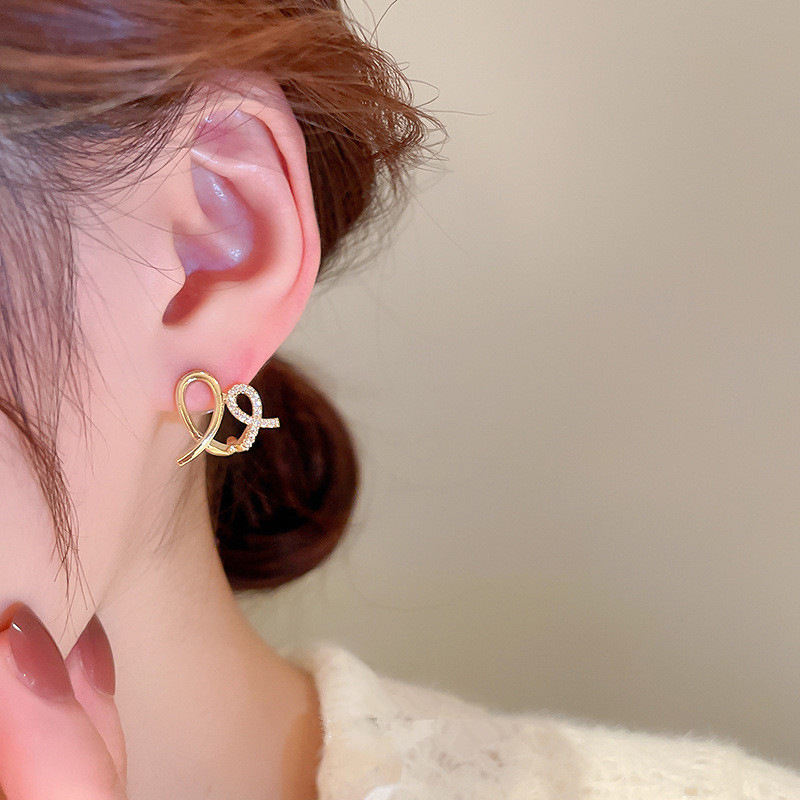 Gold Criss-cross Stud Earrings Minimalist Celebrity Style_voghion.com