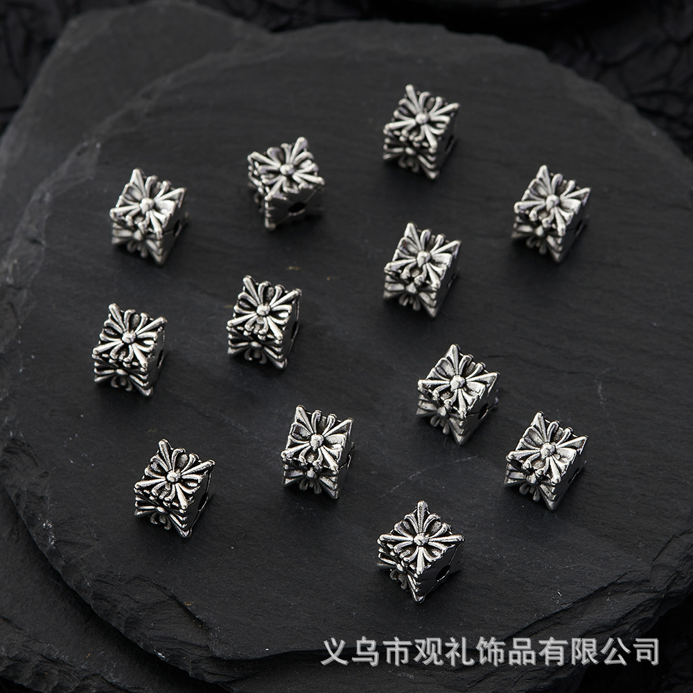 Retro clásico Croce Heart Cross agujero recto plata antigua plata tibetana plata brillante aleación de material diy accesorios espaciador de perlas