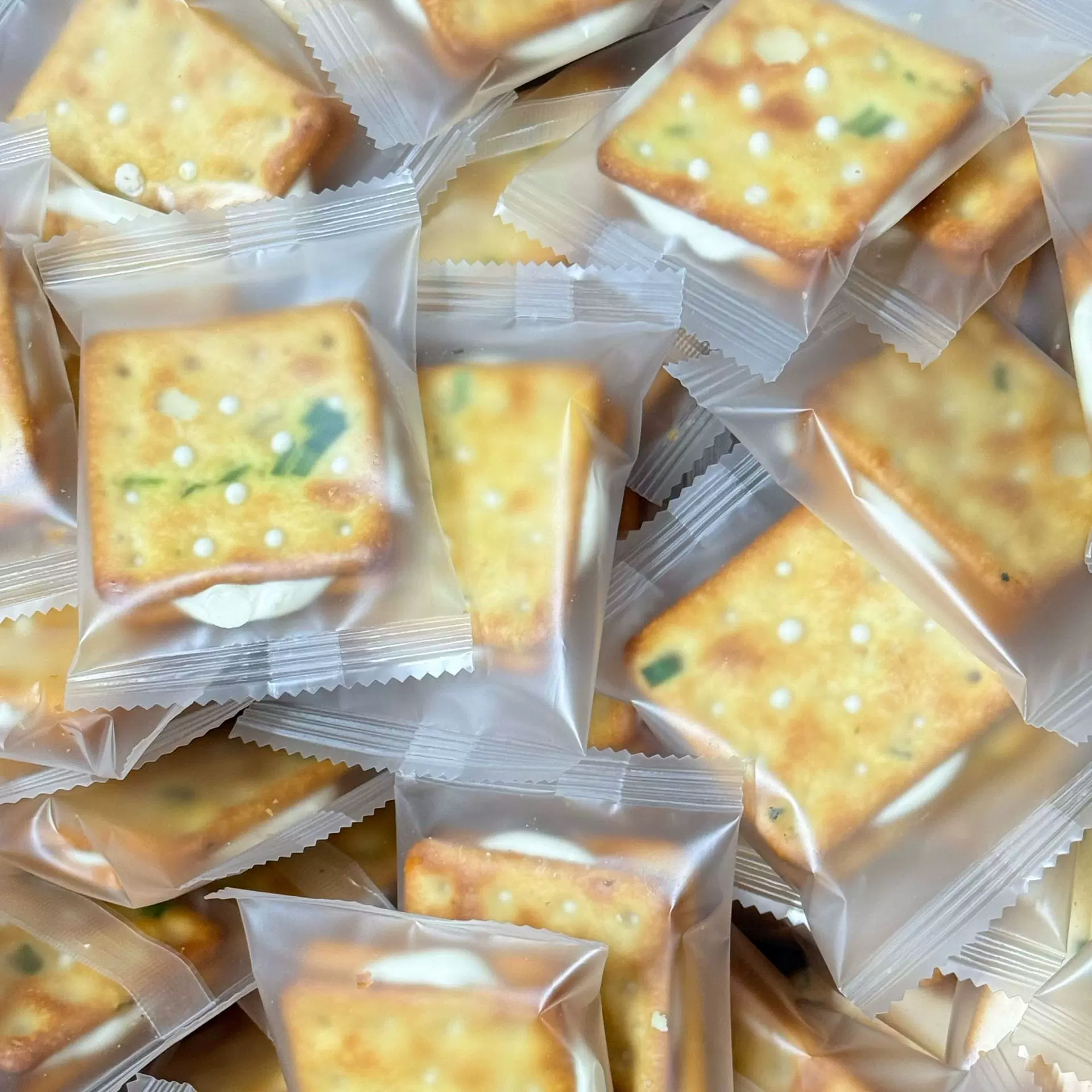 12块装香葱牛扎饼牛轧奶糖夹心饼台湾风味网红休闲儿童零食代发