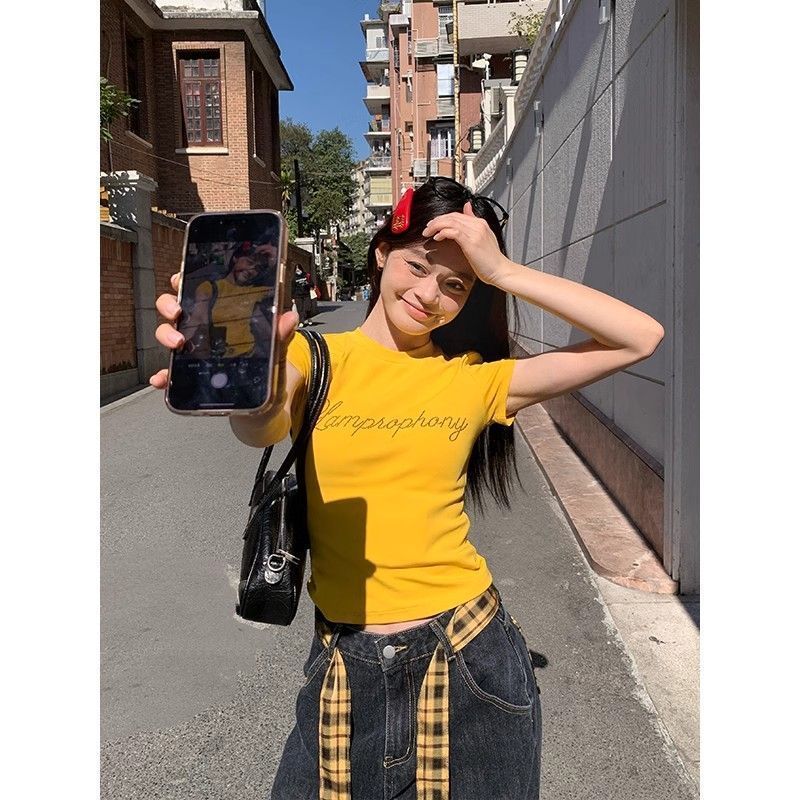 純綿の黄色のアルファベットのホットドリルの肩の半袖のtシャツの女性の夏の修身はやせているアメリカのギャルの短い上着を現します。|undefined