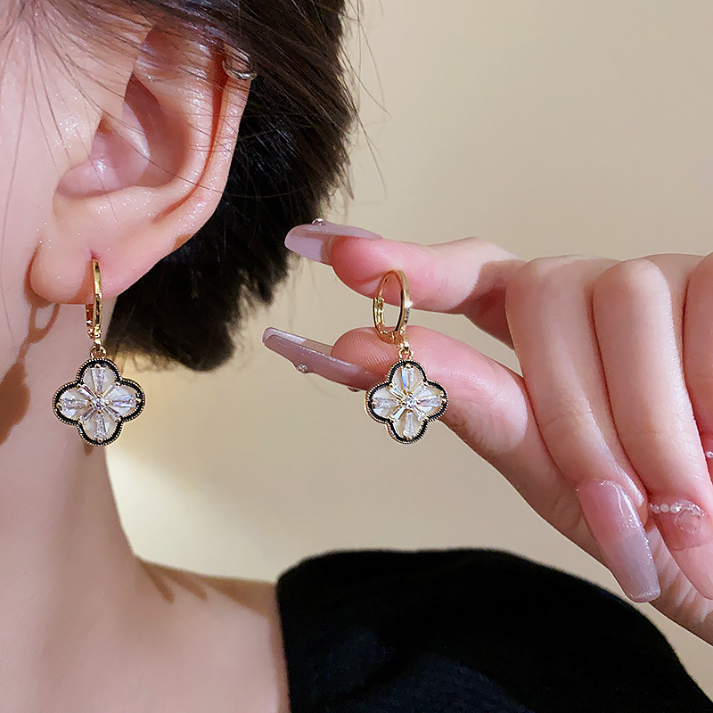 all-matching graceful four-leaf clover cross fashion exquisite ear clip female 2023 new special interest light luxury simple ear jewelry