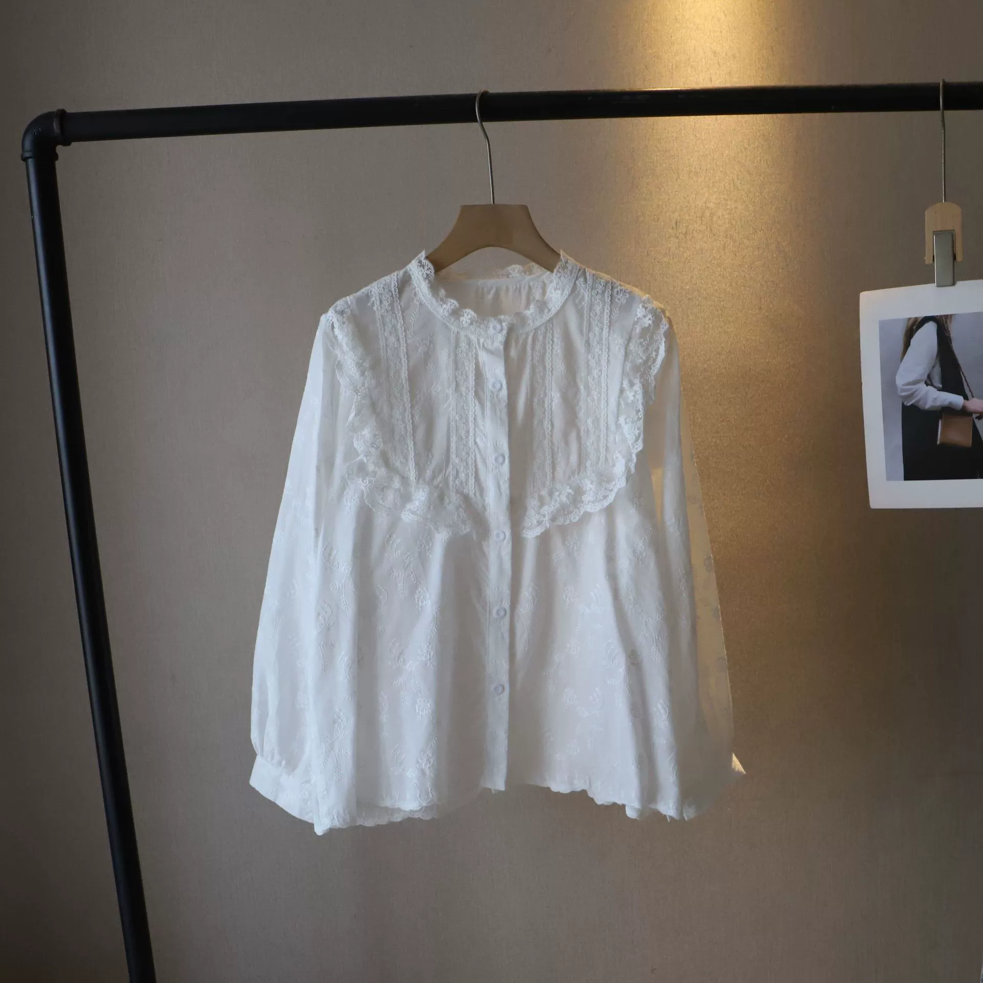 Женская рубашка в корейском стиле с вышивкой «цветок», свободный крой, one size (белая/абрикосовая)