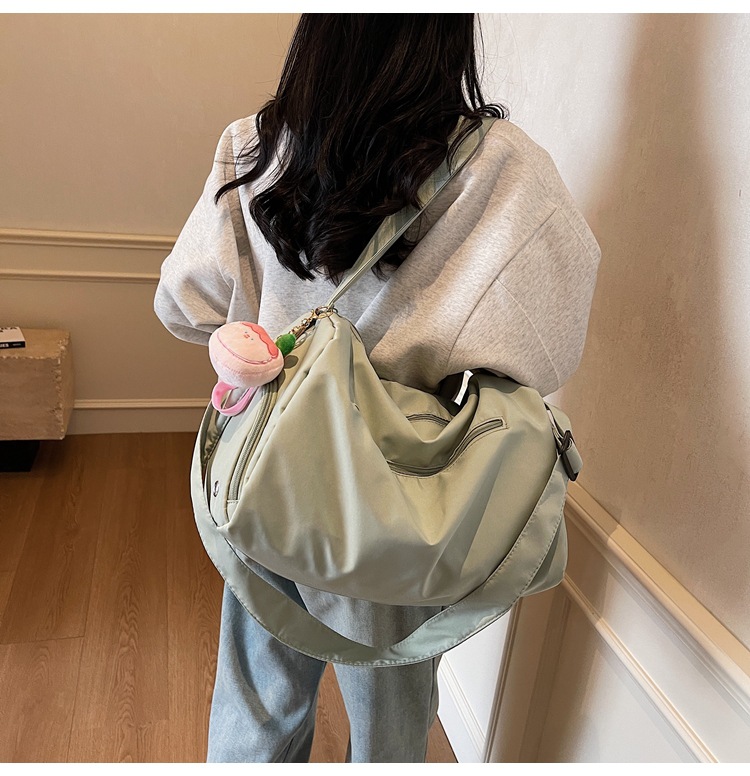 Sports yoga fitness bag 2025 new college student shoulder bag cute pendant-tipped crossbody bag popular travel bag
